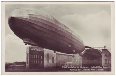 'Zeppelin vor der Werft in Friedrichshafen'